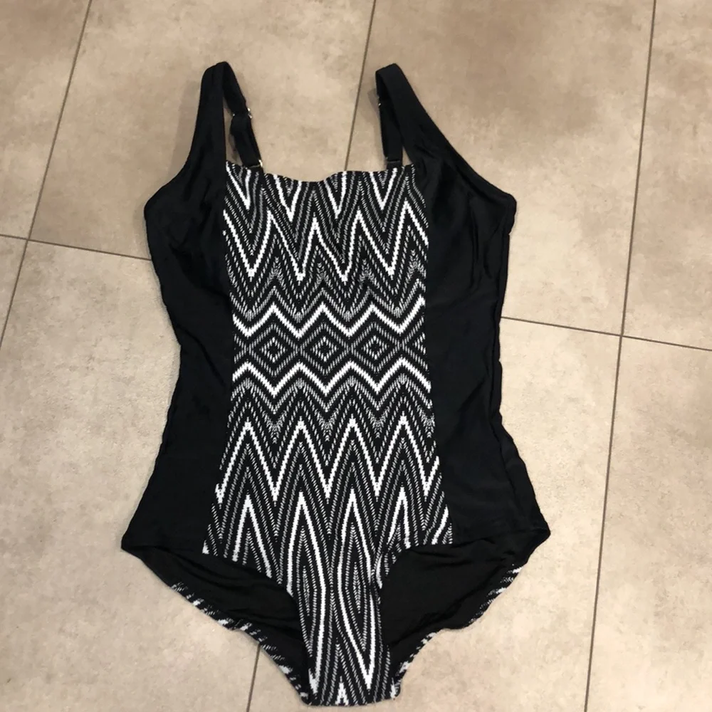 NWOT Black & White Women’s  Size 8 Swimsuit w/adj straps & removable bra pads.
